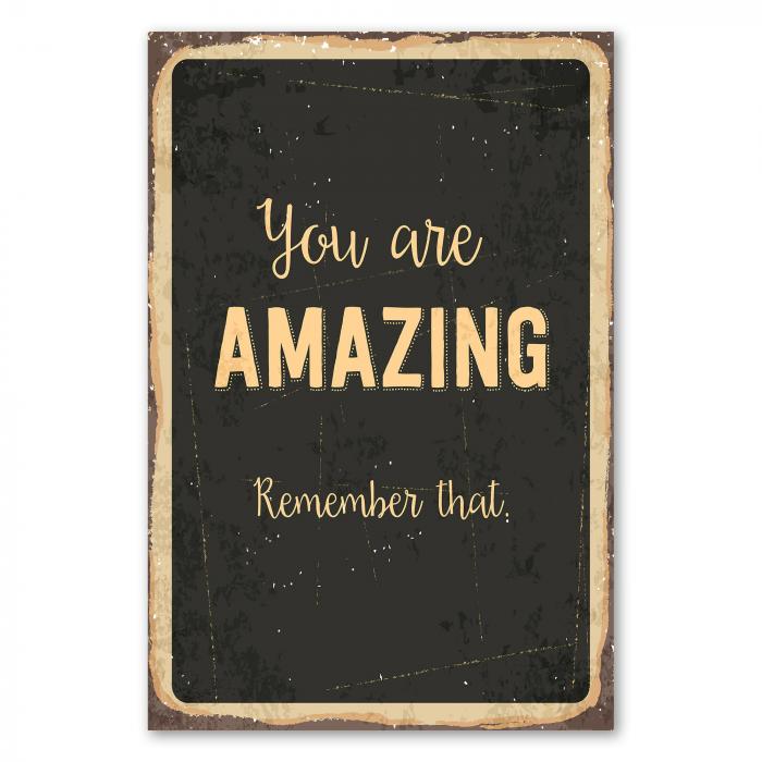 Inspirierendes Vintage Schild mit der Aufschrift "You are AMAZING.Remember that."auf dunklem Hintergrund.
