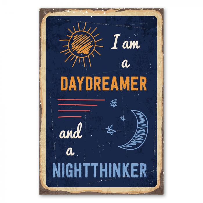 Dunkelblaues Vintage-Schild mit Sonne, Sternen und Mond und dem Spruch "Ich bin ein Tagträumer und ein Nachtdenker"