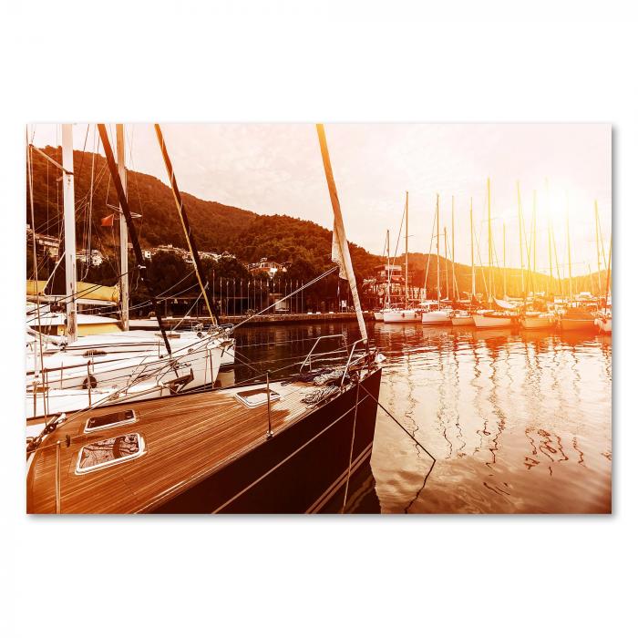 Luxuriöse Yachten im Hafen, während die Sonne langsam untergeht – ein Bild von Entspannung und Luxus.