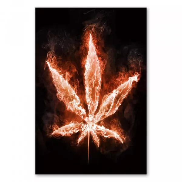 Abstraktes Cannabisblatt aus Flammen und Rauch auf schwarzem Hintergrund, Symbol für Legalisierung oder Gefahr. Abstraktes Cannabisblatt aus Flammen und Rauch auf schwarzem Hintergrund, Symbol für Legalisierung oder Gefahr.