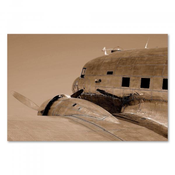 Nahaufnahme eines alten Flugzeugs im Sepia-Look, Nieten und Abnutzungsspuren erzählen seine Geschichte.