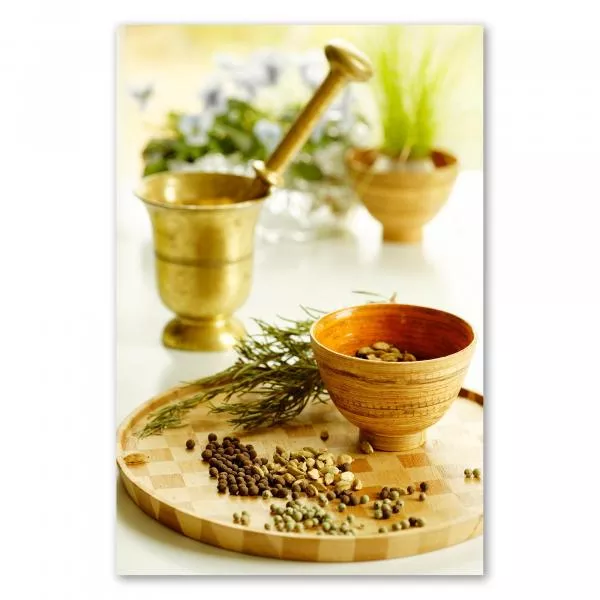 Verschiedene Gewürze in Schalen & ein Mörser auf Holztablett - aromatisch. Verschiedene Gewürze in Schalen & ein Mörser auf Holztablett - aromatisch.