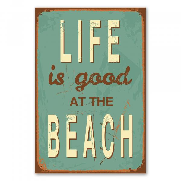 Vintage-Schild im Shabby-Chic-Look mit „Life is good at the Beach“, strahlt Urlaubsstimmung und Meeressehnsucht aus.