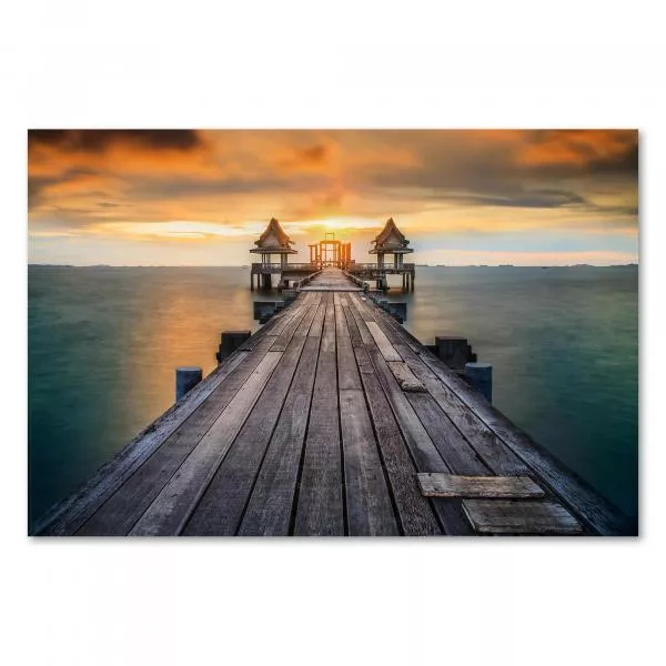 Langer Holzsteg führt zu Thai-Tempel, warme Farben des Sonnenuntergangs tauchen die Szene in goldenes Licht. Langer Holzsteg führt zu Thai-Tempel, warme Farben des Sonnenuntergangs tauchen die Szene in goldenes Licht.