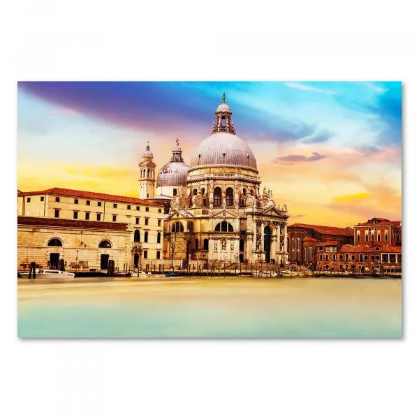 Die Basilika Santa Maria della Salute im Sonnenuntergang - ein romantisches Bild von Venedig. Die Basilika Santa Maria della Salute im Sonnenuntergang - ein romantisches Bild von Venedig.