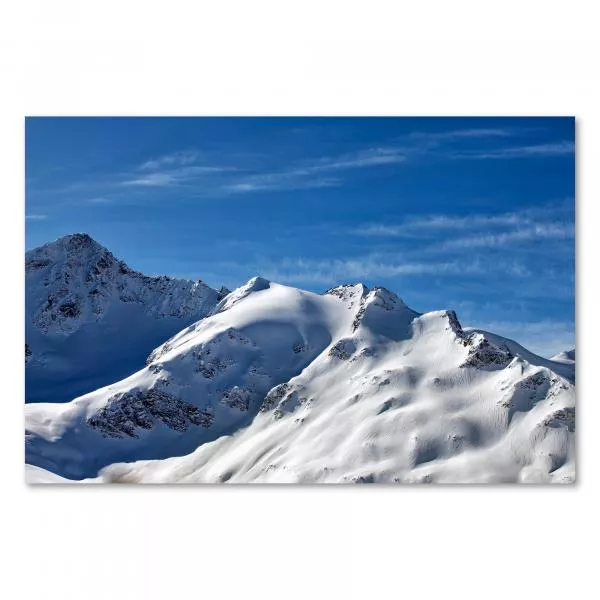 Gipfel schneebedeckter Berge ragen in den blauen Himmel mit leichten Wolken. Gipfel schneebedeckter Berge ragen in den blauen Himmel mit leichten Wolken.