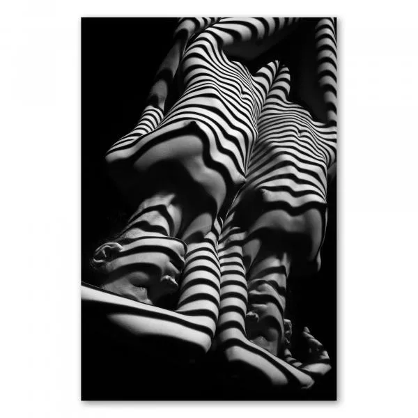Künstlerische Aktfotografie mit faszinierendem Spiel von Licht und Schatten, die den Körper in Streifen einhüllen. Künstlerische Aktfotografie mit faszinierendem Spiel von Licht und Schatten, die den Körper in Streifen einhüllen.
