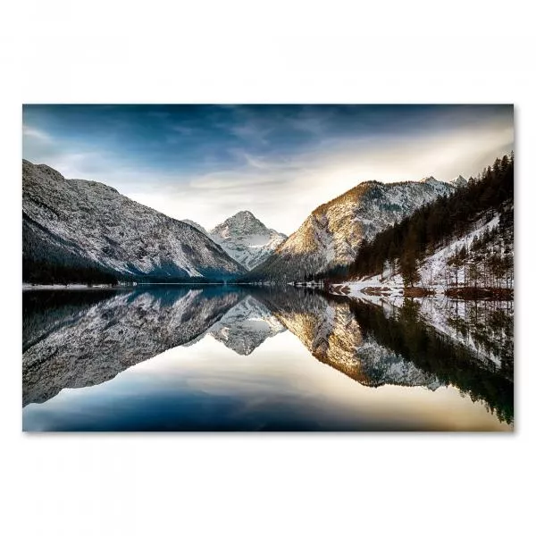 Ein kristallklarer See in den Alpen spiegelt die schneebedeckte Winterlandschaft – ein Bild von Ruhe und Schönheit. Ein kristallklarer See in den Alpen spiegelt die schneebedeckte Winterlandschaft – ein Bild von Ruhe und Schönheit.