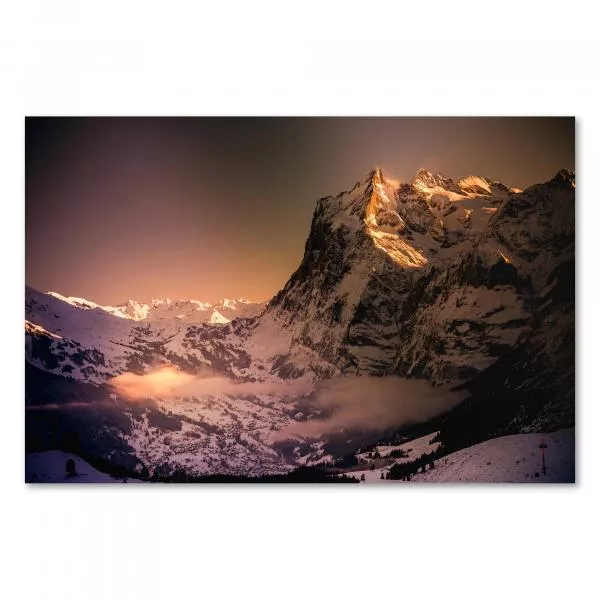 Sonnenuntergang taucht verschneite Alpengipfel in goldenes Licht, Dorf im Tal. Sonnenuntergang taucht verschneite Alpengipfel in goldenes Licht, Dorf im Tal.