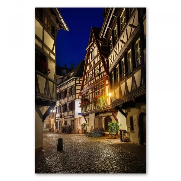 Kopfsteingepflasterte Gasse, Fachwerkhäuser, Laternen, Blumenkästen - Altstadt. Kopfsteingepflasterte Gasse, Fachwerkhäuser, Laternen, Blumenkästen - Altstadt.