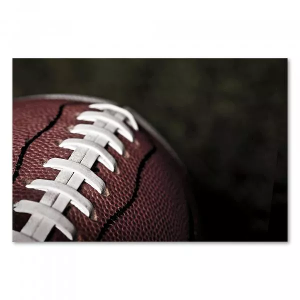 Nahaufnahme eines braunen American Footballs mit weißen Nähten. Nahaufnahme eines braunen American Footballs mit weißen Nähten.