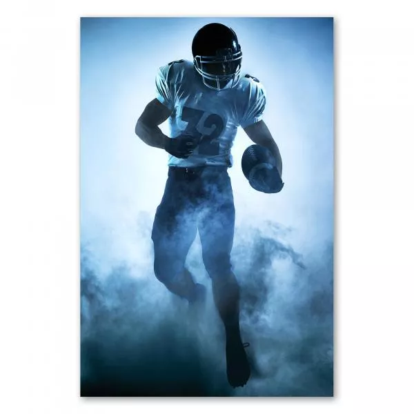 American Football Spieler im Sprung, blauer Nebel - Sport, Action, Dramatik. American Football Spieler im Sprung, blauer Nebel - Sport, Action, Dramatik.