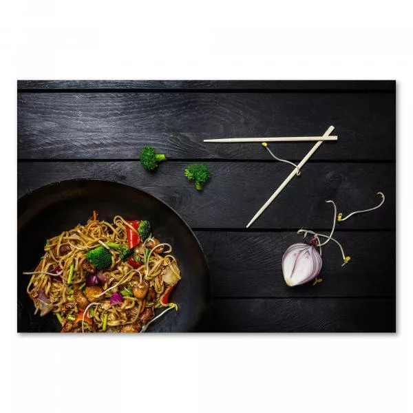 Asiatische Nudelpfanne, Hähnchen, Gemüse, Gewürze, Wok-Pfanne, Stäbchen. Asiatische Nudelpfanne, Hähnchen, Gemüse, Gewürze, Wok-Pfanne, Stäbchen.