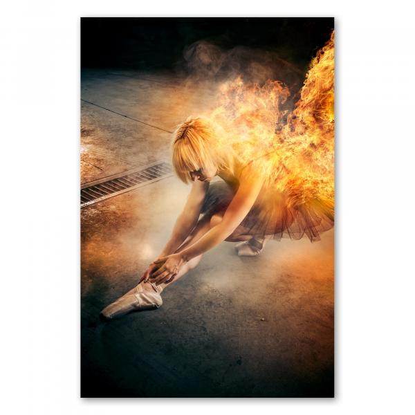 Ballerina, lodernde Flammen, mystische Flügel - Komposition aus Tanz & Feuer.