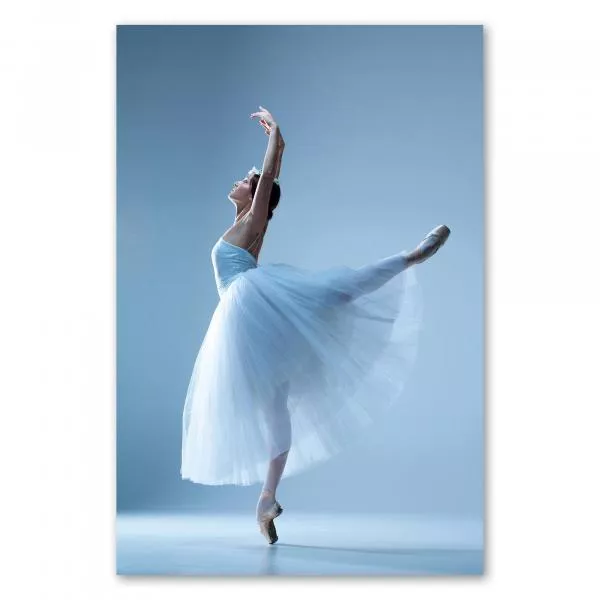 Anmut und Grazie vereint in einem Bild: Eine Balletttänzerin in einem weißen Tutu tanzt vor einem hellblauen Hintergrund. Anmut und Grazie vereint in einem Bild: Eine Balletttänzerin in einem weißen Tutu tanzt vor einem hellblauen Hintergrund.