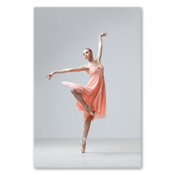 Balletttänzerin in fliederfarbenem Kleid zeigt elegante Pose auf Zehenspitzen und verkörpert Anmut.