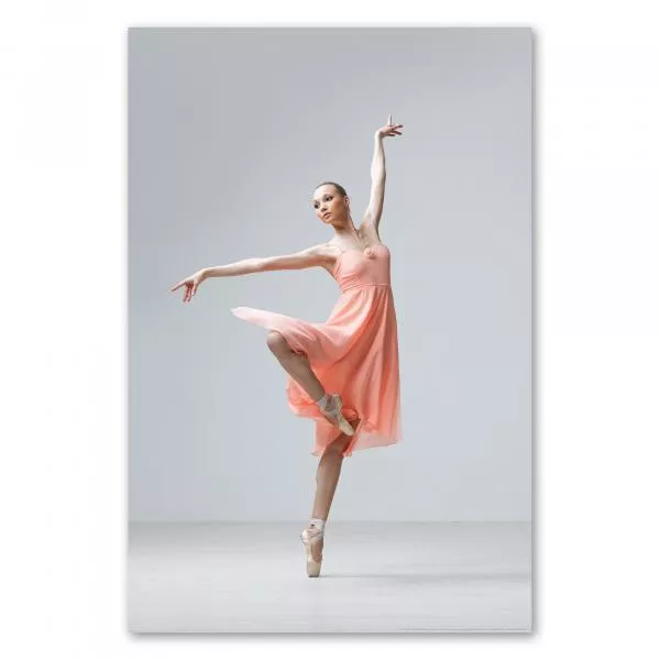 Balletttänzerin in fliederfarbenem Kleid zeigt elegante Pose auf Zehenspitzen und verkörpert Anmut. Balletttänzerin in fliederfarbenem Kleid zeigt elegante Pose auf Zehenspitzen und verkörpert Anmut.
