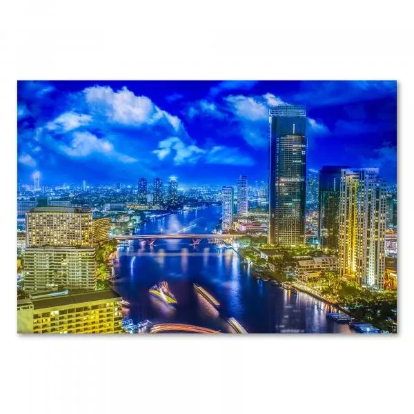 Nachtansicht von Bangkok: Beleuchtete Hochhäuser, Boote auf Fluss Chao Phraya. Nachtansicht von Bangkok: Beleuchtete Hochhäuser, Boote auf Fluss Chao Phraya.