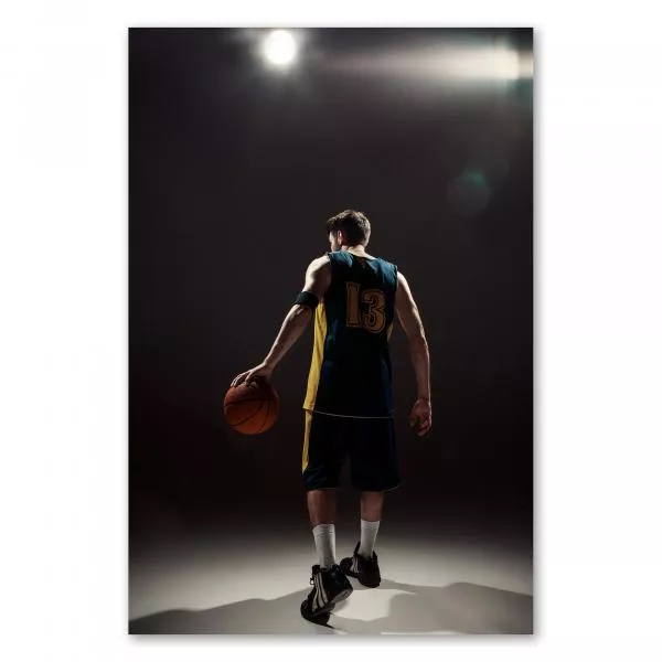 Action und Dynamik: Ein Basketballspieler im Spotlight - dieses Bild fängt die Faszination des Sports ein. Action und Dynamik: Ein Basketballspieler im Spotlight - dieses Bild fängt die Faszination des Sports ein.