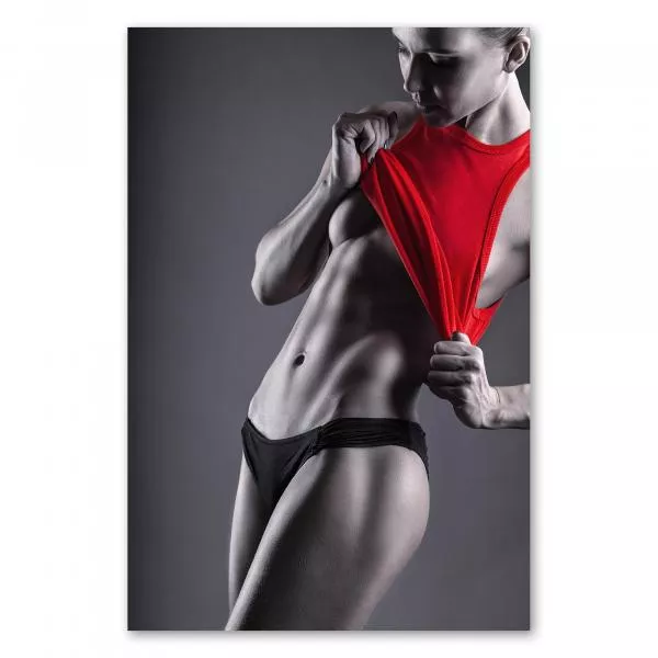 Schwarz-Weiß-Foto: Frau im Fitnessstudio, rotes Top, Bauchmuskeln. Schwarz-Weiß-Foto: Frau im Fitnessstudio, rotes Top, Bauchmuskeln.