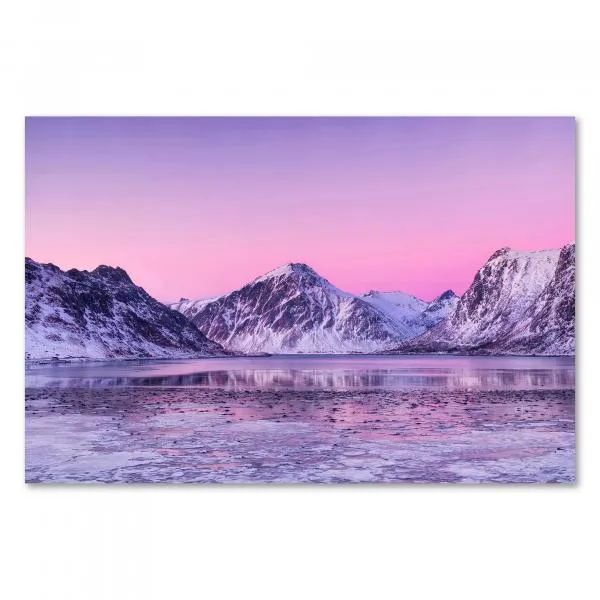 Verschneite Berge spiegeln sich im Fjord, rosa & lila Himmel, magische Stimmung. Verschneite Berge spiegeln sich im Fjord, rosa & lila Himmel, magische Stimmung.