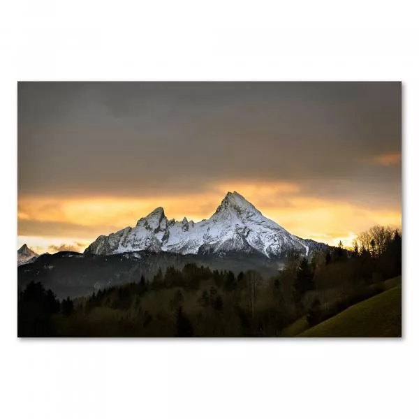 Schneebedeckte Berggipfel im warmen Licht des Sonnenuntergangs - ein atemberaubendes Panorama. Schneebedeckte Berggipfel im warmen Licht des Sonnenuntergangs - ein atemberaubendes Panorama.