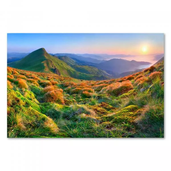 Die Sonne taucht die grüne Berglandschaft in goldenes Licht – ein atemberaubendes Panorama, das Fernweh weckt. Die Sonne taucht die grüne Berglandschaft in goldenes Licht – ein atemberaubendes Panorama, das Fernweh weckt.