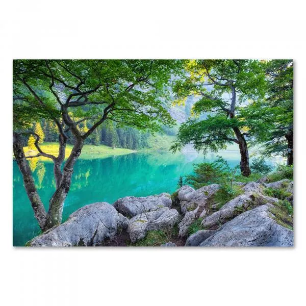 Bergsee, smaragdgrünes Wasser, Bäume, Felsen - Spiegelung, Ruhe. Bergsee, smaragdgrünes Wasser, Bäume, Felsen - Spiegelung, Ruhe.