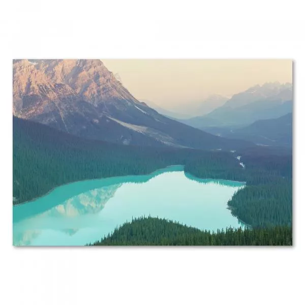 Luftaufnahme: Türkisblauer Bergsee, kanadische Rocky Mountains, Spiegelung. Luftaufnahme: Türkisblauer Bergsee, kanadische Rocky Mountains, Spiegelung.