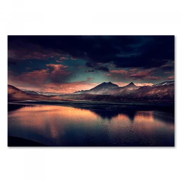 Bergsee, Spiegelung des Himmels, Berggipfel im Sonnenuntergang. Bergsee, Spiegelung des Himmels, Berggipfel im Sonnenuntergang.