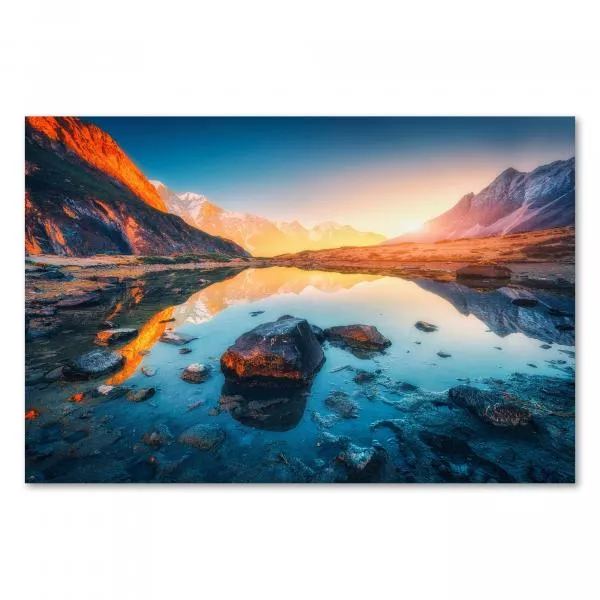 Kristallklarer Bergsee, Spiegelung der Berge & Himmel, Sonnenuntergang, Steine. Kristallklarer Bergsee, Spiegelung der Berge & Himmel, Sonnenuntergang, Steine.