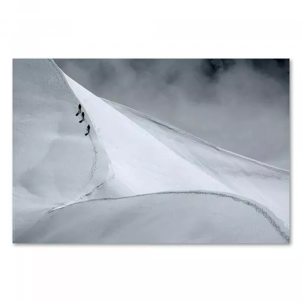 Bergsteiger kämpfen sich auf einen schneebedeckten Gipfel durch eisige Landschaften. Bergsteiger kämpfen sich auf einen schneebedeckten Gipfel durch eisige Landschaften.