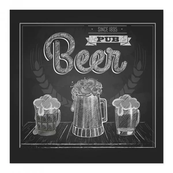 Drei volle Biergläser mit Schaum auf rustikalem Holztisch, Schriftzug "Seit 1895". Drei volle Biergläser mit Schaum auf rustikalem Holztisch, Schriftzug "Seit 1895".