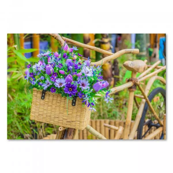 Verträumtes Bild: Bambusbike mit Weidenkorb voller bunter Blumen; Symbol für Natürlichkeit und Romantik. Verträumtes Bild: Bambusbike mit Weidenkorb voller bunter Blumen; Symbol für Natürlichkeit und Romantik.