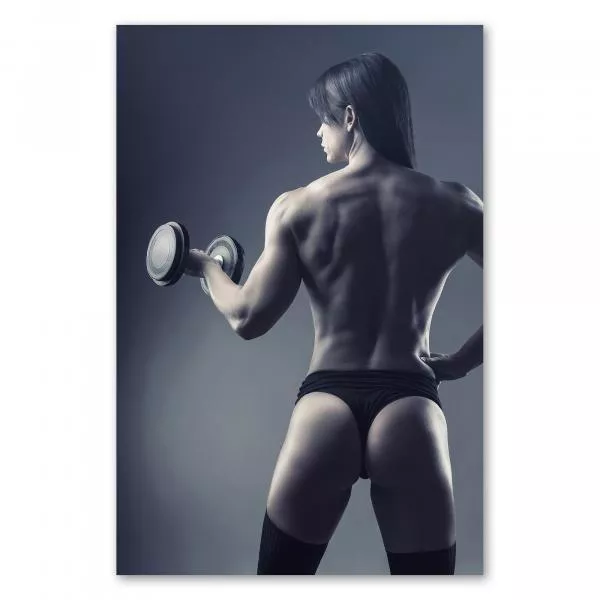 Bodybuilderin trainiert Arm mit Kurzhantel, Rückansicht, Muskeln sichtbar. Bodybuilderin trainiert Arm mit Kurzhantel, Rückansicht, Muskeln sichtbar.