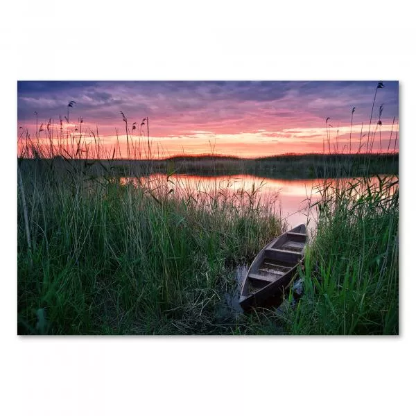 Holzboot am Seeufer, farbenfroher Sonnenuntergang, Spiegelung im Wasser. Holzboot am Seeufer, farbenfroher Sonnenuntergang, Spiegelung im Wasser.