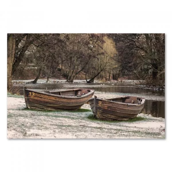 Zwei Holzboote am verschneiten Seeufer - ein Bild von Ruhe und Besinnlichkeit. Zwei Holzboote am verschneiten Seeufer - ein Bild von Ruhe und Besinnlichkeit.
