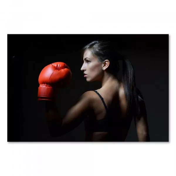 Eine starke Frau beim Boxtraining – ihr Blick drückt Entschlossenheit und Kraft aus. Eine starke Frau beim Boxtraining – ihr Blick drückt Entschlossenheit und Kraft aus.