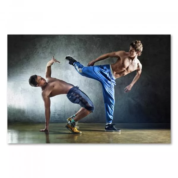 Zwei Breakdance-Tänzer zeigen kraftvolle Bewegungen vor grauem Hintergrund. Zwei Breakdance-Tänzer zeigen kraftvolle Bewegungen vor grauem Hintergrund.