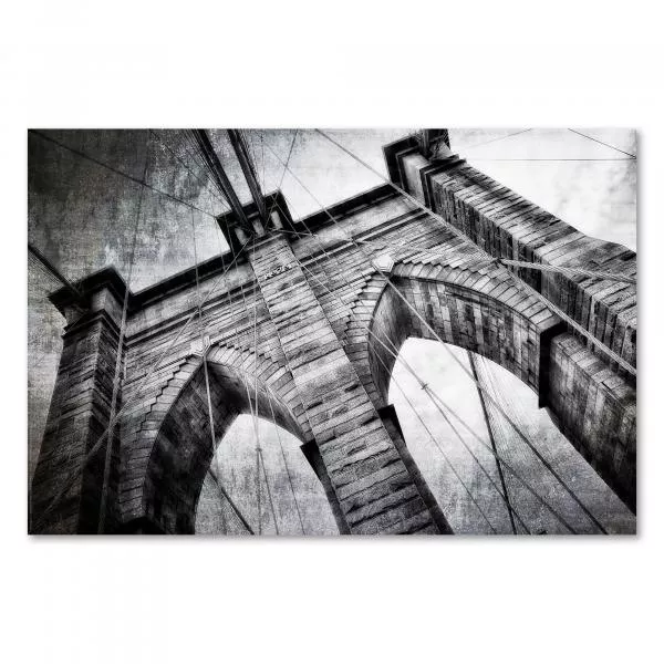 Abstrakte Schwarzweißfotografie der Brooklyn Bridge mit Fokus auf die imposanten Steinbögen und Stahlseile. Abstrakte Schwarzweißfotografie der Brooklyn Bridge mit Fokus auf die imposanten Steinbögen und Stahlseile.