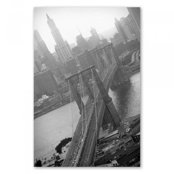 Schwarzweiß-Fotografie der Brooklyn Bridge in New York, umgeben von Wolkenkratzern. Schwarzweiß-Fotografie der Brooklyn Bridge in New York, umgeben von Wolkenkratzern.