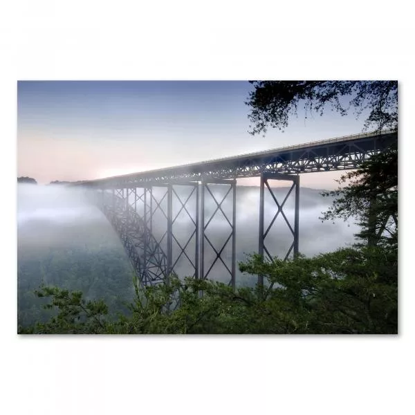 Imposante Brücke, die sich über ein tiefes Tal mit dichtem Nebel spannt. Imposante Brücke, die sich über ein tiefes Tal mit dichtem Nebel spannt.