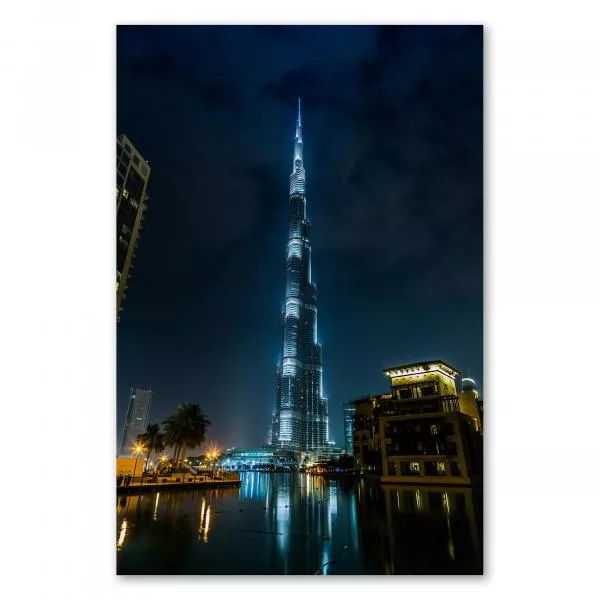 Burj Khalifa bei Nacht, Lichter spiegeln sich im Dubai Fountain. Burj Khalifa bei Nacht, Lichter spiegeln sich im Dubai Fountain.