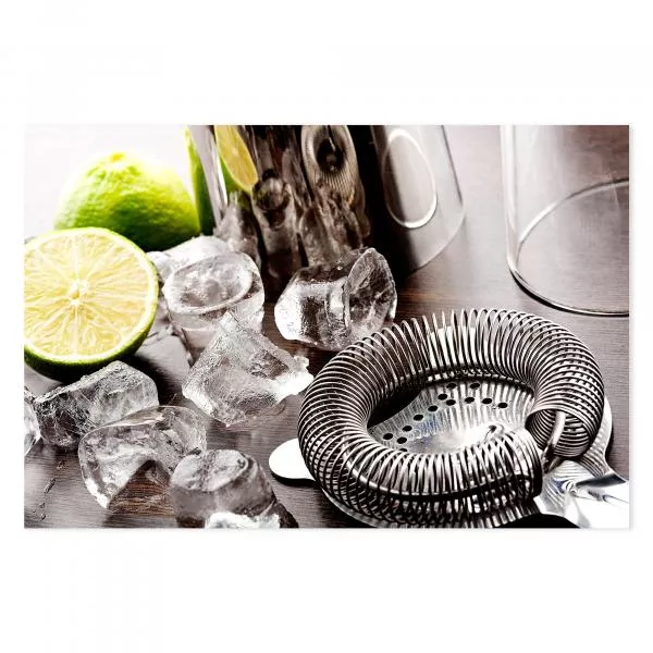 Silberner Cocktailsha ker, Eiswürfel, Limetten und ein Barsieb auf dunklem Hintergrund. Silberner Cocktailsha ker, Eiswürfel, Limetten und ein Barsieb auf dunklem Hintergrund.