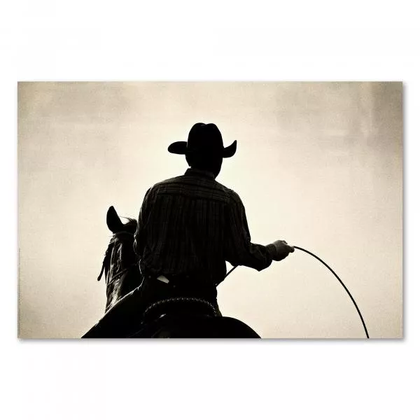 Cowboy reitet in den Sonnenuntergang, seine Silhouette hebt sich vor goldenem Himmel ab, während er das Lasso schwingt. Cowboy reitet in den Sonnenuntergang, seine Silhouette hebt sich vor goldenem Himmel ab, während er das Lasso schwingt.