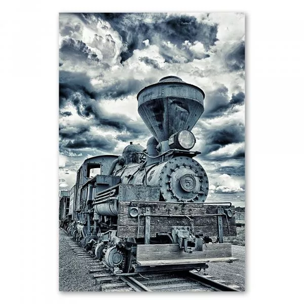 Alte Dampflokomotive auf Gleisen, dramatischer Himmel, Zeit steht still. Alte Dampflokomotive auf Gleisen, dramatischer Himmel, Zeit steht still.