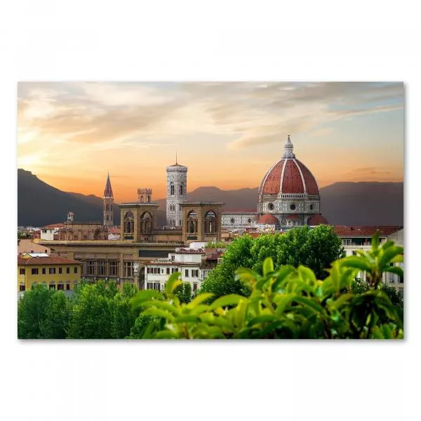 Dom von Florenz im warmen Licht der untergehenden Sonne, grüne Bäume im Vordergrund. Dom von Florenz im warmen Licht der untergehenden Sonne, grüne Bäume im Vordergrund.