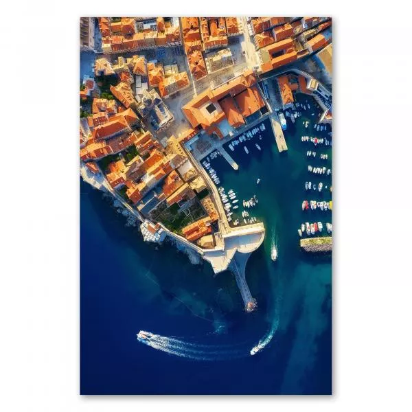Drohnenaufnahme: Altstadt Dubrovnik, rote Dächer, Boote im Hafen, türkisblaues Wasser. Drohnenaufnahme: Altstadt Dubrovnik, rote Dächer, Boote im Hafen, türkisblaues Wasser.