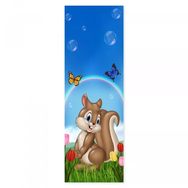 Cartoon-Eichhörnchen im Gras, vor Regenbogen, Schmetterlinge & Blumen. Cartoon-Eichhörnchen im Gras, vor Regenbogen, Schmetterlinge & Blumen.