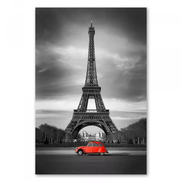 Roter Oldtimer steht vor dem Eiffelturm in Paris, Schwarz-Weiß betont den Kontrast des Autos. Roter Oldtimer steht vor dem Eiffelturm in Paris, Schwarz-Weiß betont den Kontrast des Autos.